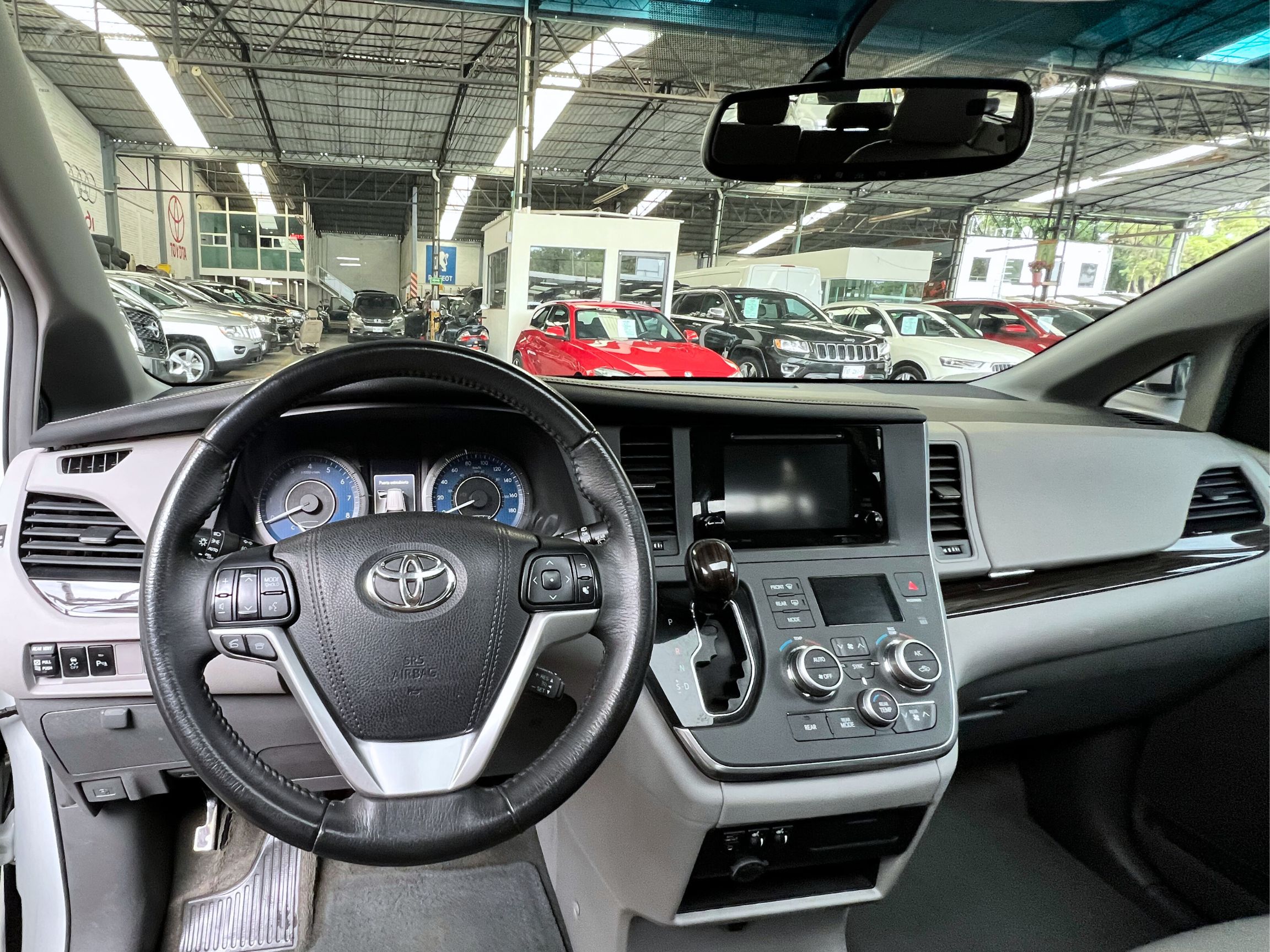 Toyota Sienna XLE 2017
